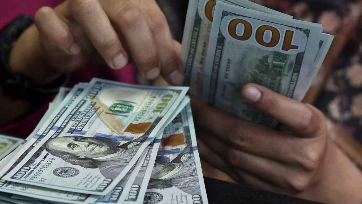 Dólar fecha abaixo de R$ 5 pela primeira vez desde maio