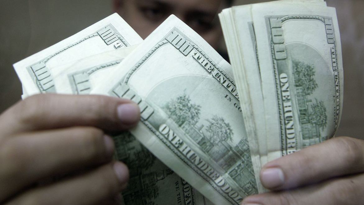 Dólar fecha estável, mas acumula queda de 1,82% em julho