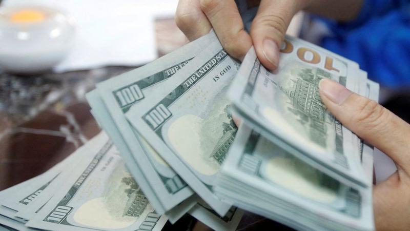 Dólar sobe para R$ 5,06; bolsa cai com IPCA-15 e recuo do petróleo