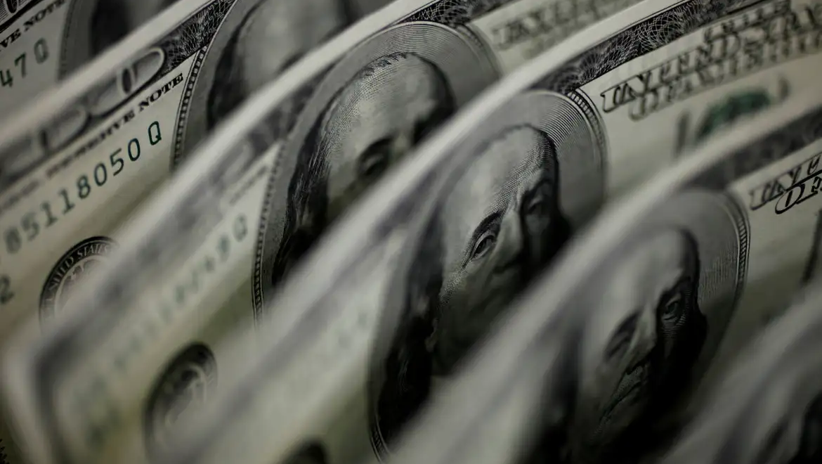 Dólar sobe para R$ 5,11, e bolsa fica estável, apesar de tensão global
