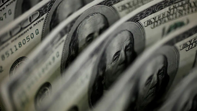 Dólar sobe para R$ 5,11, e bolsa fica estável, apesar de tensão global