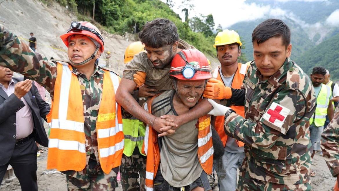 Equipes de resgate do Nepal buscam 900 trabalhadores de hidrelétricas