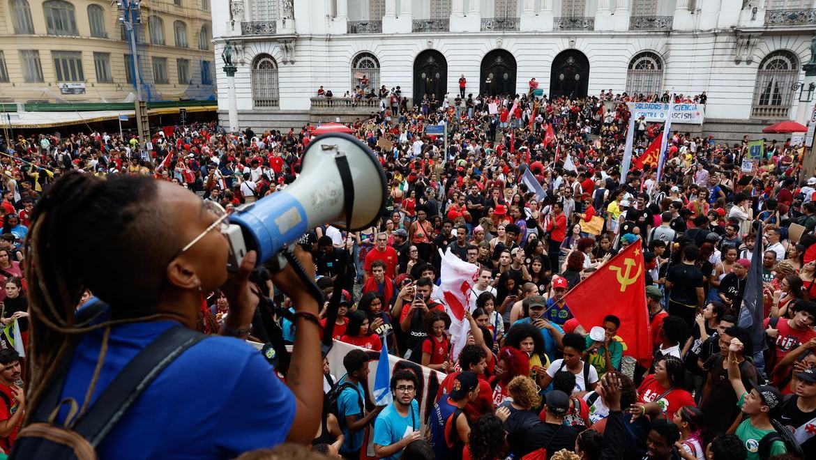 Estudantes fazem atos pelo país em apoio a Lula