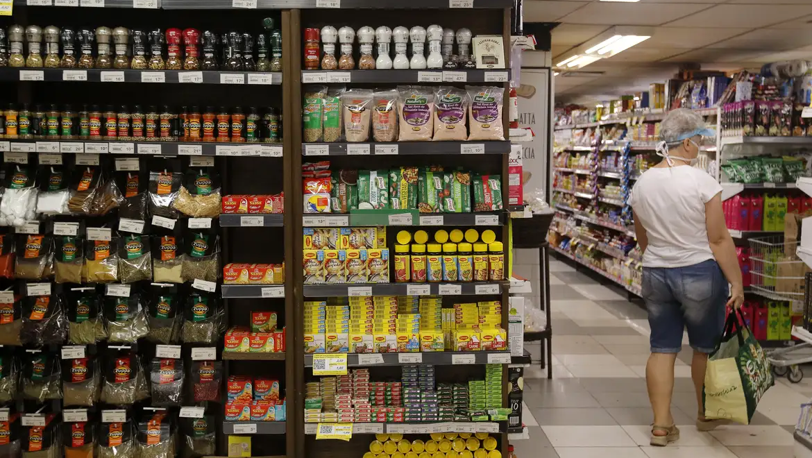 Fabricação de produto alimentício gerou mais emprego em 2024, diz IBGE