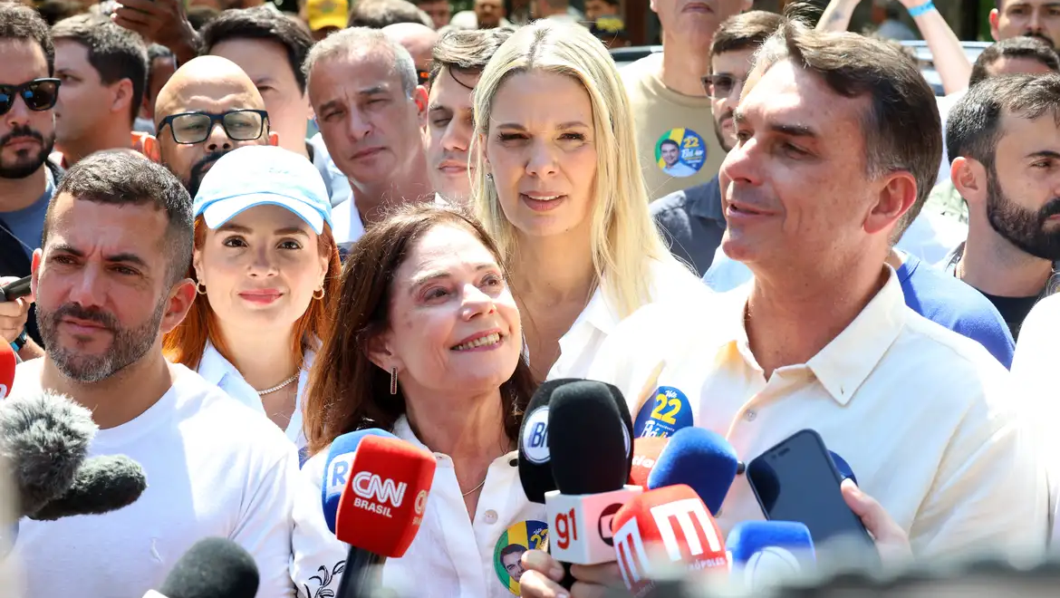 Flávio Bolsonaro faz ato no Rio ao lado de Douglas Ruas
