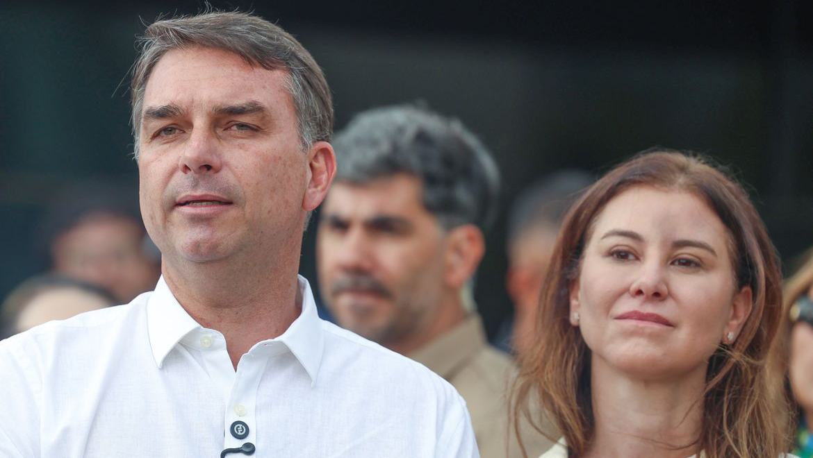 Flávio Bolsonaro participa de missa na Catedral de Brasília