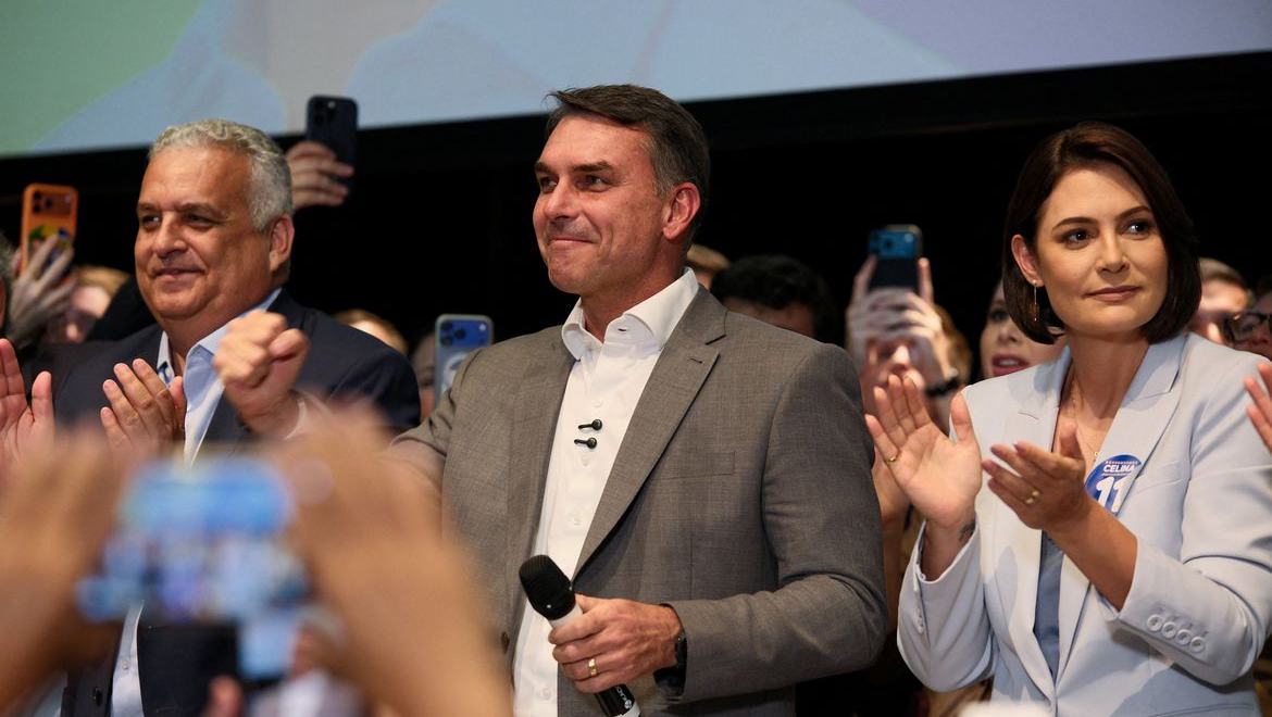 Flávio Bolsonaro recebe apoio de partidos e fala em mudar Constituição
