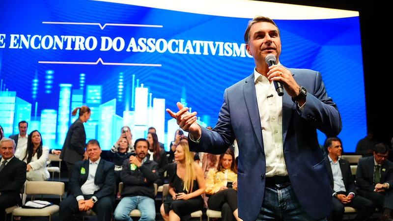 Flávio faz visita ao pai em prisão domiciliar e recebe apoios em SP