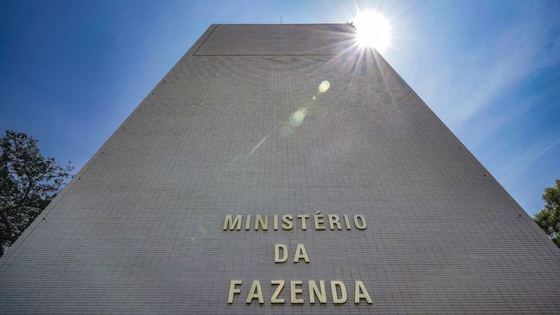 Governo bloqueia R$ 22,1 bi do Orçamento de 2026