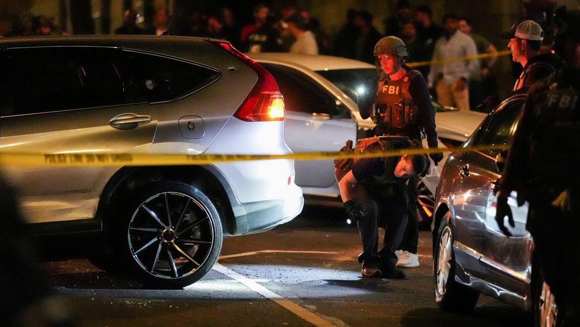 Homem é baleado em Nova York dentro de carro por agentes do ICE