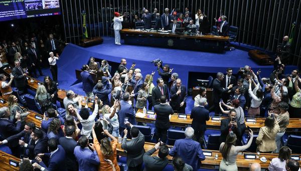 Imprensa estrangeira vê vitória de Lula em aprovação do fim da 6x1