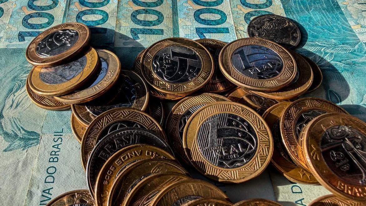 Inflação usada para corrigir salários acumula 4,33% em 12 meses