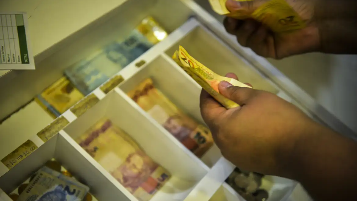 INPC tem variação negativa em agosto e soma 3,98% em 12 meses
