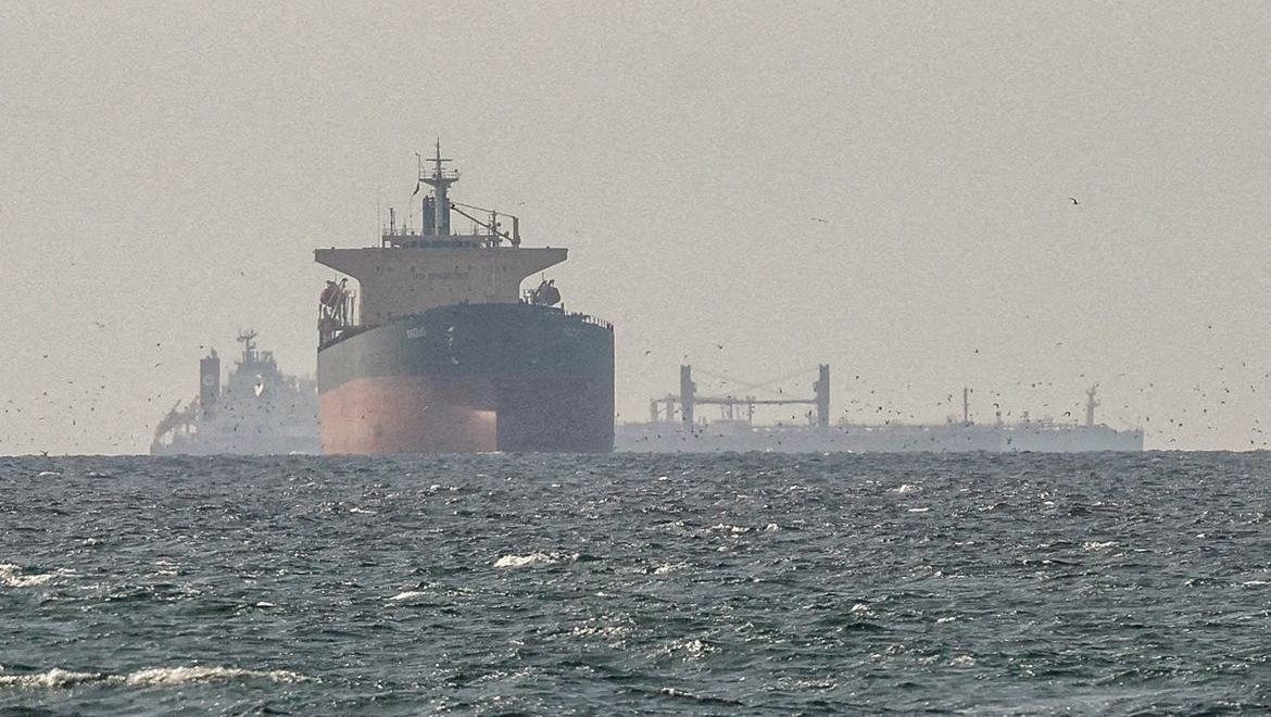 Irã nega passagem de navios dos EUA por Ormuz e petróleo dispara