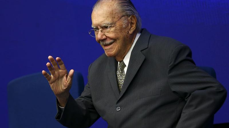 José Sarney recebe alta hospitalar após nove dias de internação