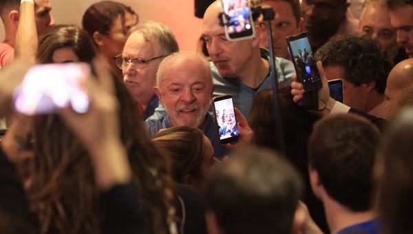 Lula agradece votos e diz que teve de vencer intromissão vinda de fora