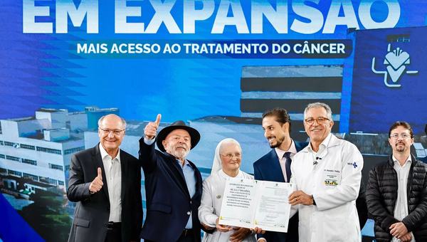 Lula entrega aparelhos de radioterapia em São Paulo