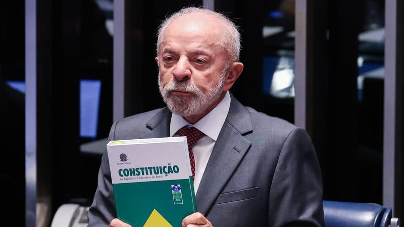Lula faz campanha em MG e celebra fim da jornada 6x1