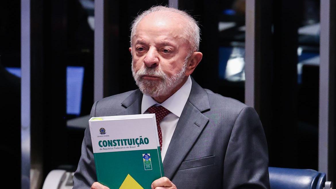 Lula faz campanha em MG e celebra fim da jornada 6x1