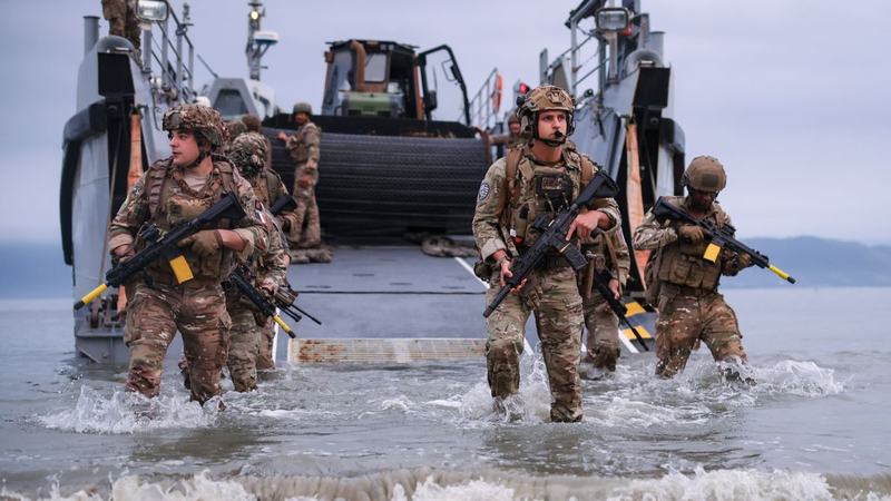 Marinhas brasileira e francesa fazem exercício na costa do Rio