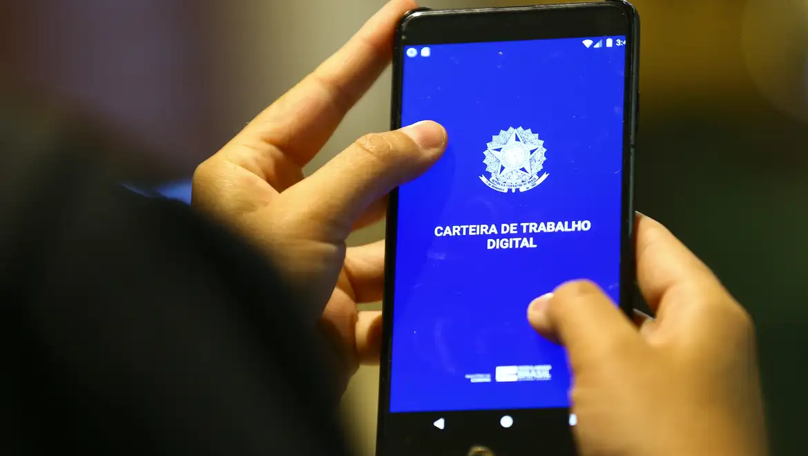 Mercado de trabalho formal cresce 3,6%; serviço público puxa alta