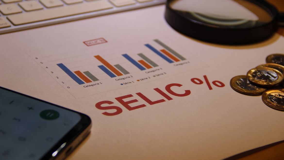 Mercado reduz projeção da Selic para 13,50%
