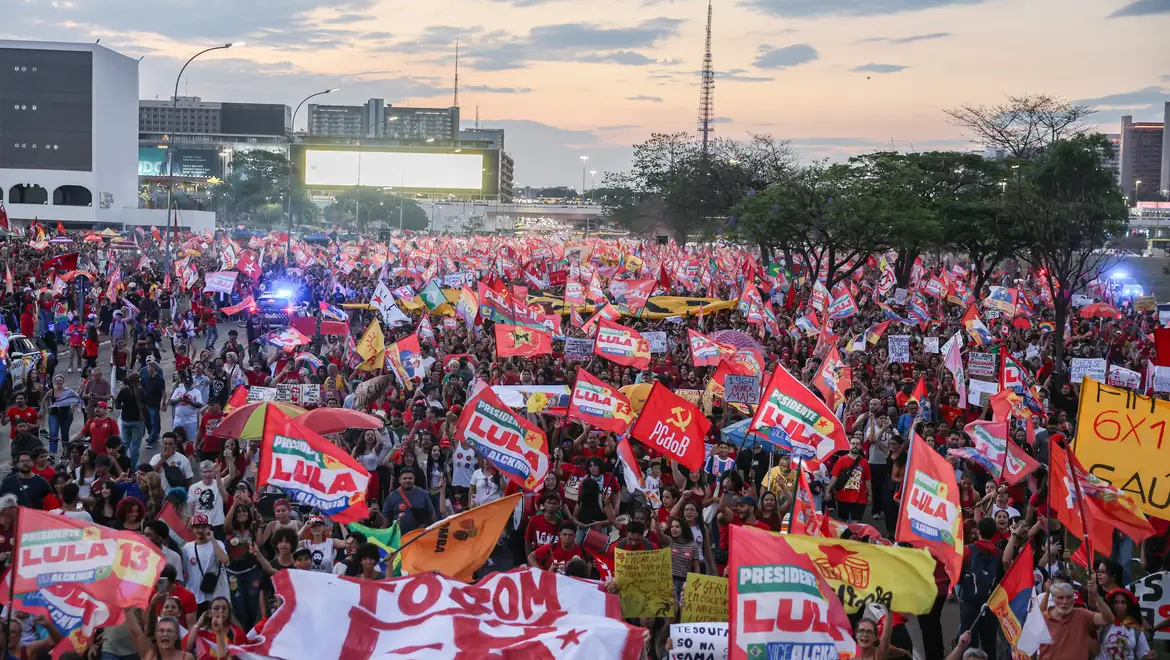 Milhares de estudantes tomam a Esplanada em apoio a Lula