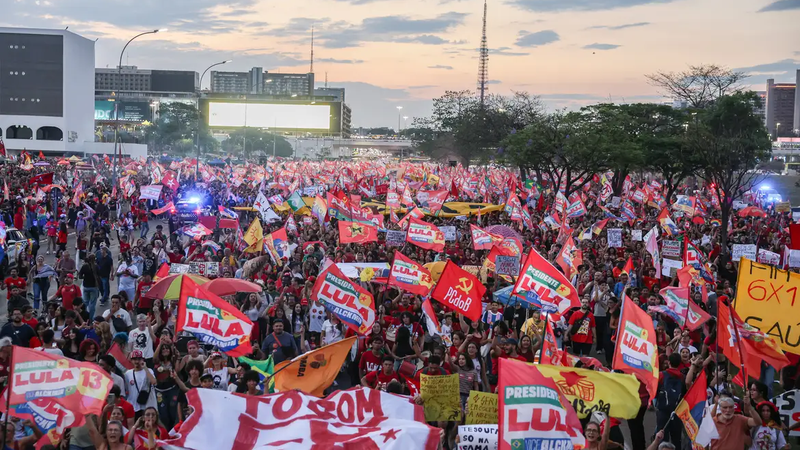 Milhares de estudantes tomam a Esplanada em apoio a Lula