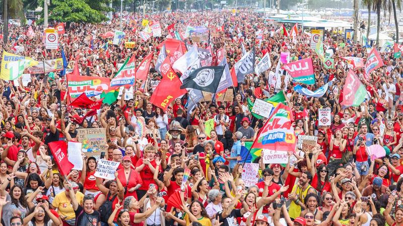 Milhares ocupam Copacabana em ato pela democracia e em apoio a Lula