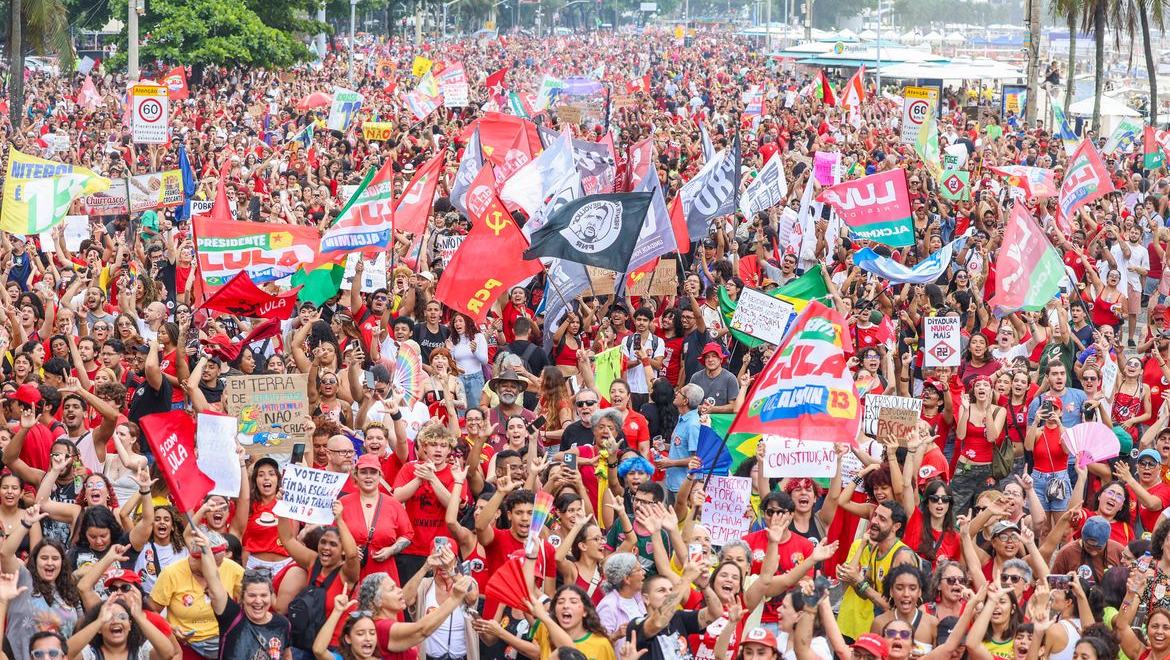 Milhares ocupam Copacabana em ato pela democracia e em apoio a Lula