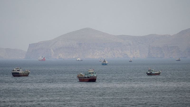Mísseis atingem navio de guerra dos EUA que tentava entrar em Ormuz