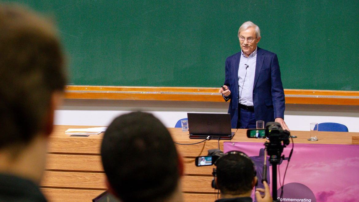 Nobel da economia diz que impacto da IA no emprego é superestimado