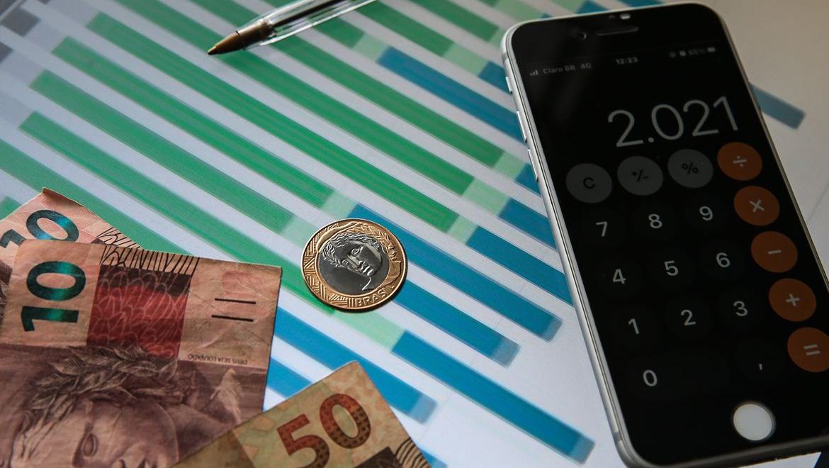 Pela 1ª vez desde março, mercado reduz expectativa para Selic em 2026