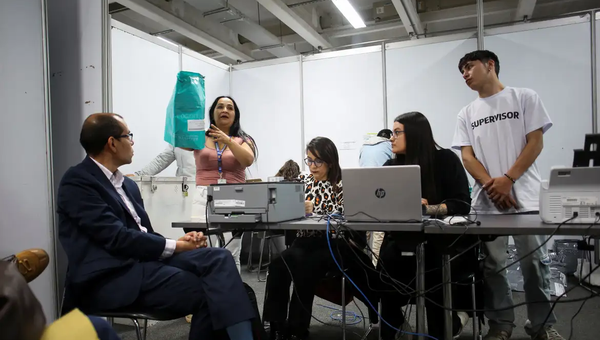 Presidente Petro denuncia fraude contra o voto na eleição da Colômbia