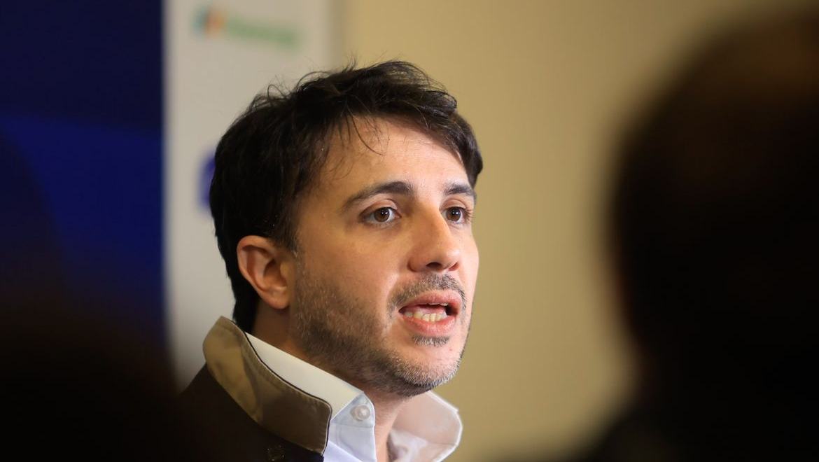 Renan propõe cortes na Previdência e alterar pisos da saúde e educação