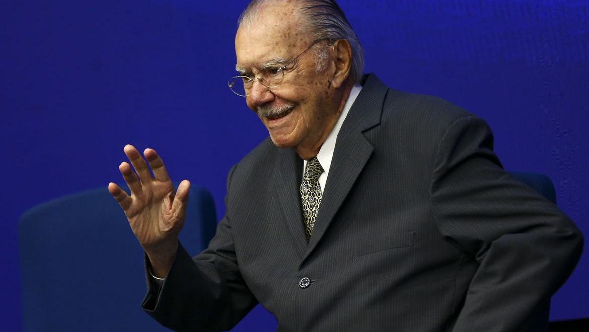 Sarney é internado no Sírio-Libanês para tratar pneumonia