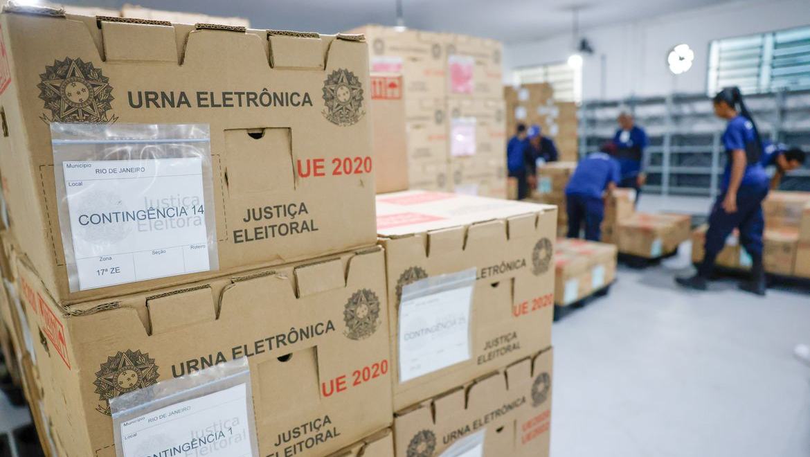 Tribunais distribuem urnas e preparam seções para eleição