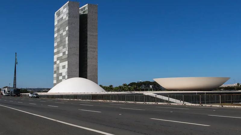 Votação da MP que zera "taxa das blusinhas" é adiada para terça